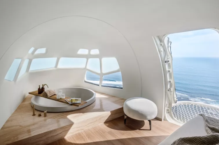 Літак переобладнали в розкішну віллу на вершині скелі. Дивіться, як виглядає незвичне житло